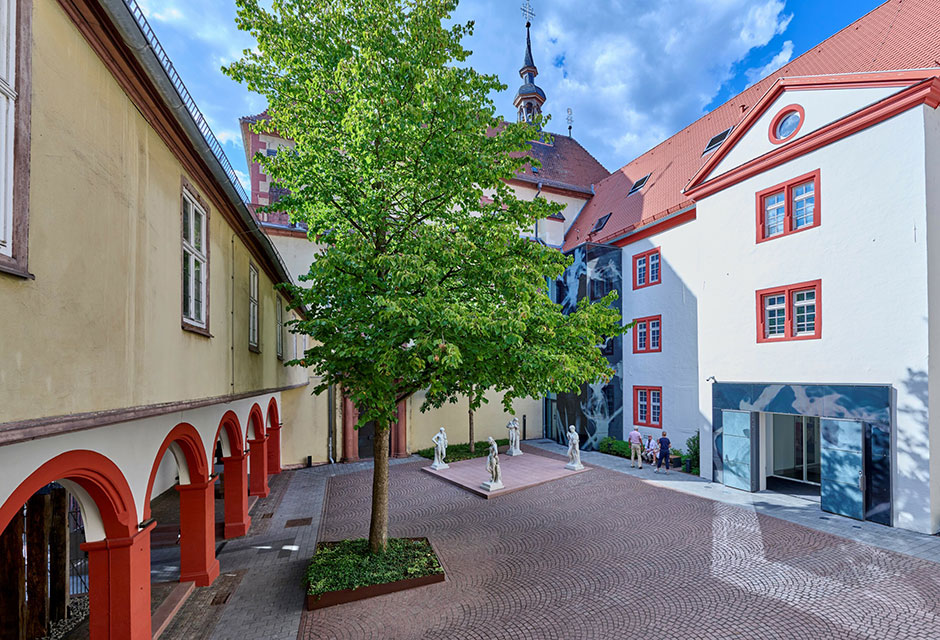 Gemeinsamer Arkadenhof Christian Schad Museum und Kunsthalle Jesuitenkirche