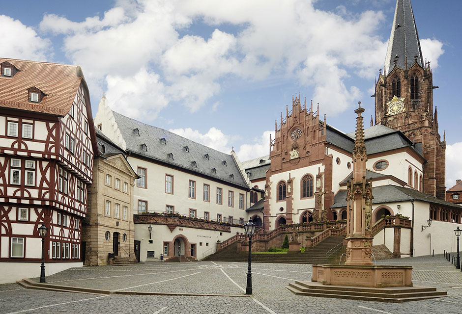 Stiftsplatz mit Stiftsmuseum & Stiftskirche Stiftsplatz mit Stiftsmuseum & Stiftskirche