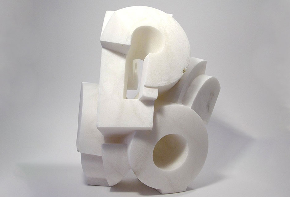 Abstrakte weiße Skulptur aus ineinander verschlungenen geometrischen Formen mit runden und rechteckigen Aussparungen