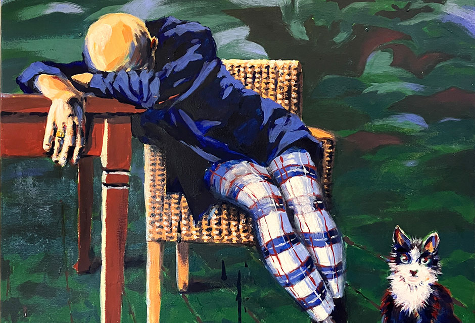 Malerei einer Person mit Glatze, blauem Hemd und weiß-blau-rot karierter Hose in braunem, geflochtenem Sesel, die schlafend auf einem Tisch lehnt, daneben sitzt eine Katze auf dem Boden. Im Hintergrund zwischen verwischten grün- und weißtönen sind Fledermäuse zu erkennen.