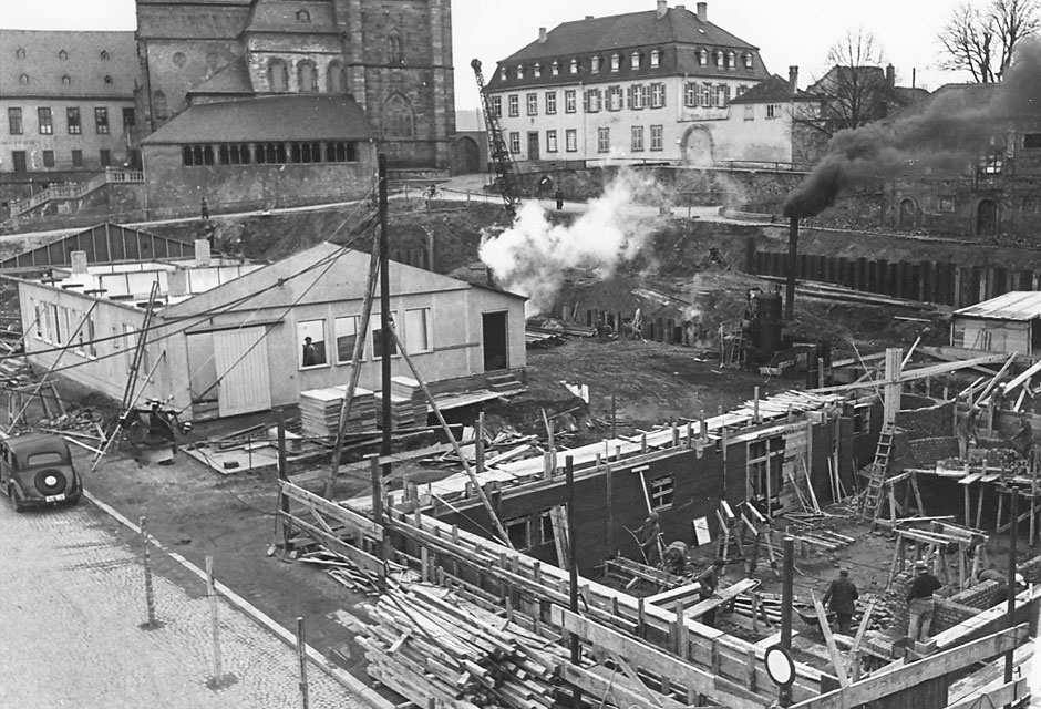 Altes Schwarz-Weiß-Bild zeigt den Aufbau eines Gebäudes