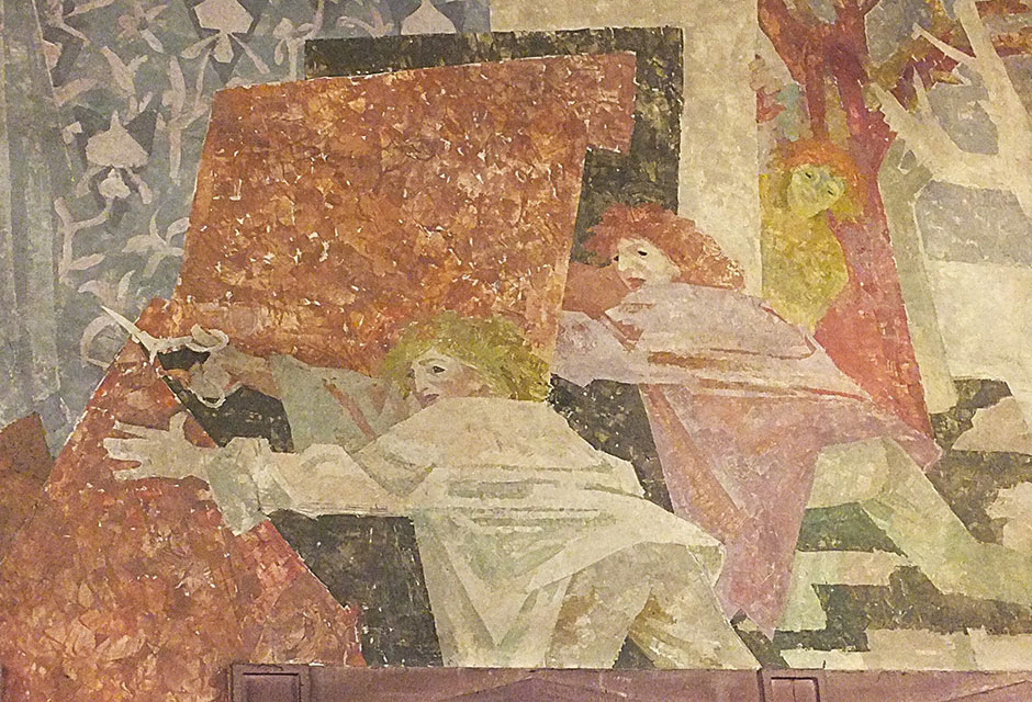 Wandgemälde mit drei stilisierten Figuren. Eine Figur schneidet mit einer Schere ein großes, braunes Stück Stoff durch.