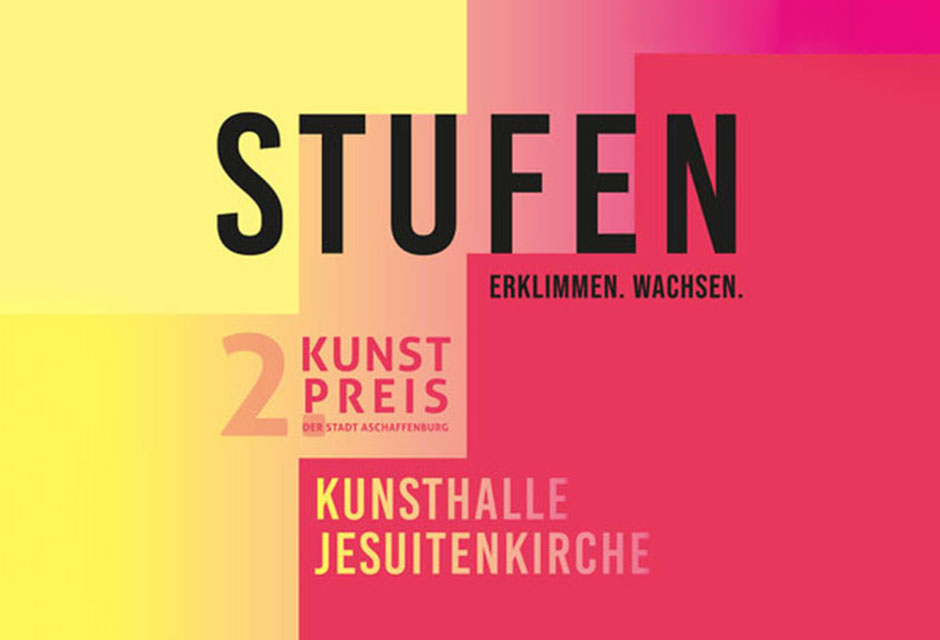 Ein Plakat in gelb- und rosatönen mit der großen schwarzen Aufschrift „STUFEN ERKLIMMEN. WACHSEN“, sowie „Kunsthalle Jesuitenkirche“ und „2.Kunstpreis der Stadt Aschaffenburg“