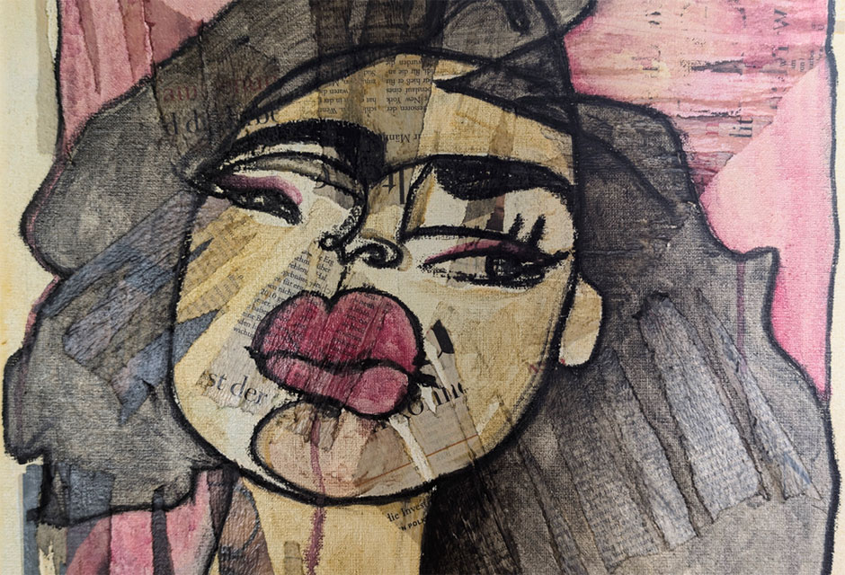 Stilistisches Portrait einer Frau mit sehr großen roten Lippen und schwarzem lockigem Haar