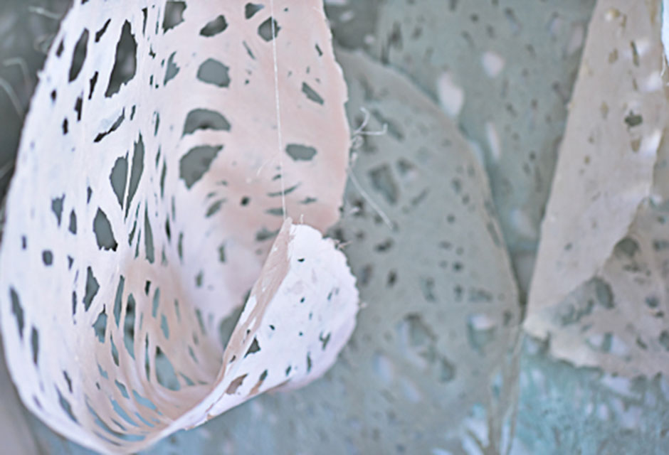 Mehrere Blätter zerfranstes und zerlöchertes Papier