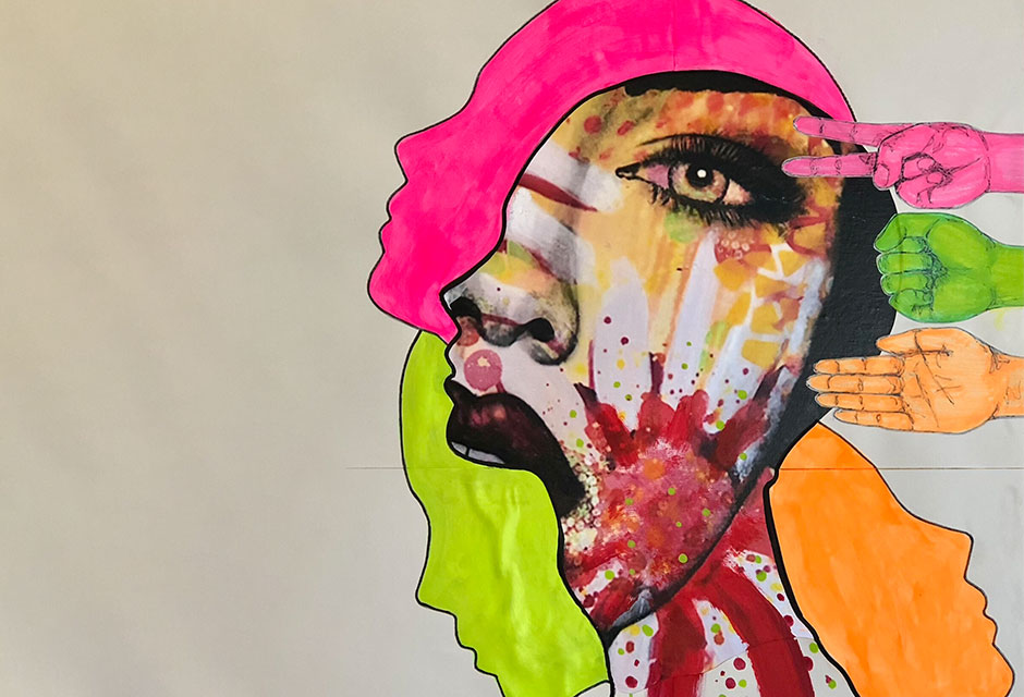 Vier Silhouetten von seitlich gerichteten Köpfen nebeneinander, in der mittleren ist das bunt bemalte Gesicht einer Frau zu sehen, die anderen sind neonfarben ausgemalt. An der Seite sind drei Hände in den selben Neonfarben, die das Schere-, Stein-, und Papierzeichen formen.