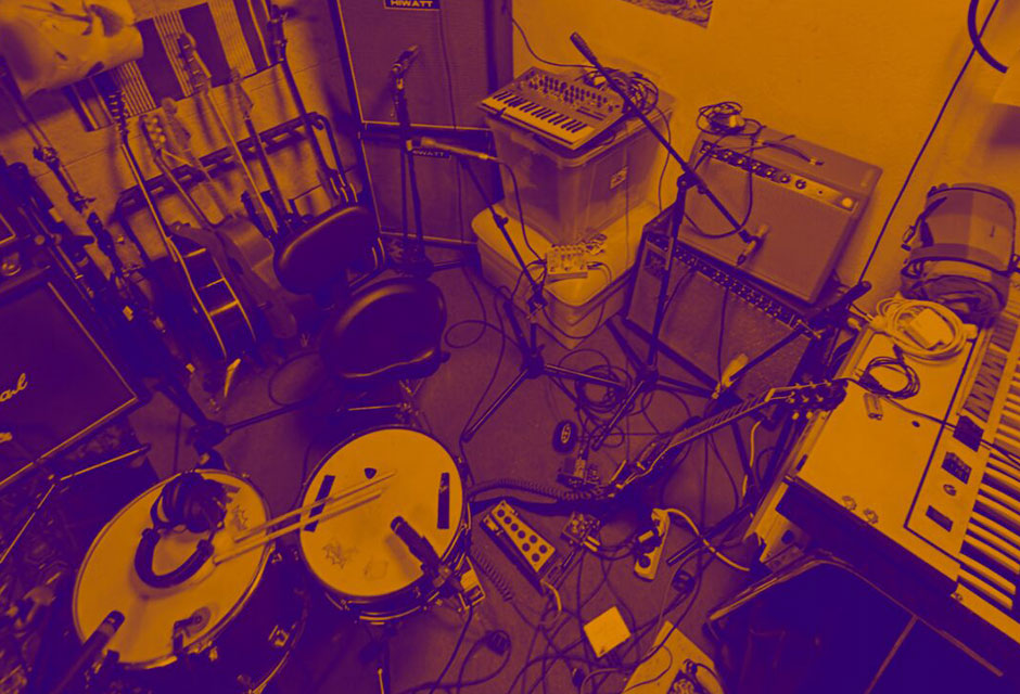 Musikraum mit Schlagzeug, Mikrofonen, Verstärkern, Kabeln und Keyboard