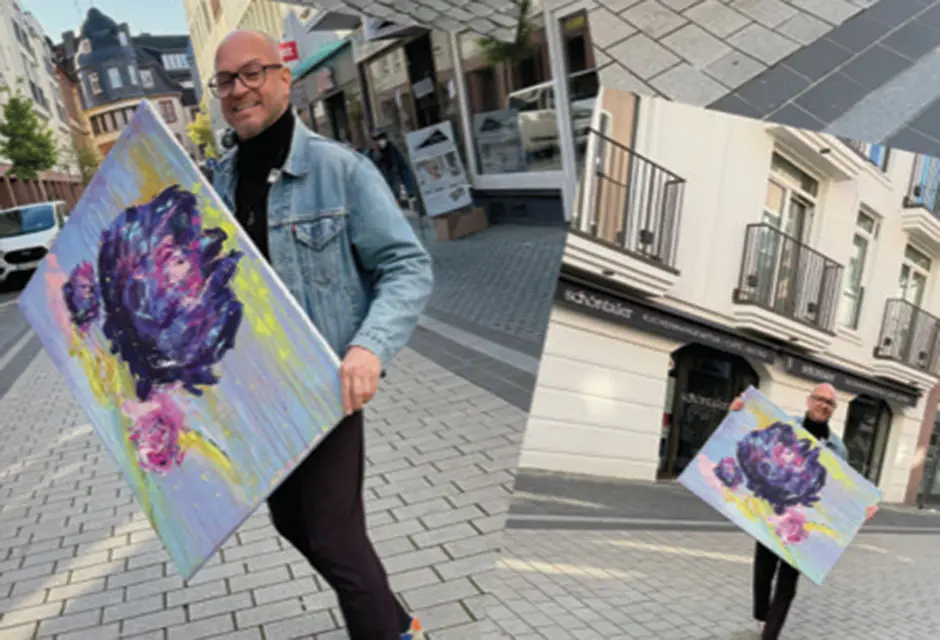 Collage zeigt Fotos von einem Mann, der ein Gemälde über eine Straße trägt