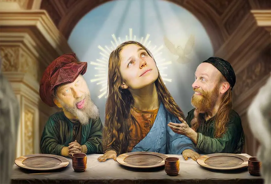 Drei Personen in Renaissance-Kleidung sitzen an einem Tisch in einem Gewölberaum